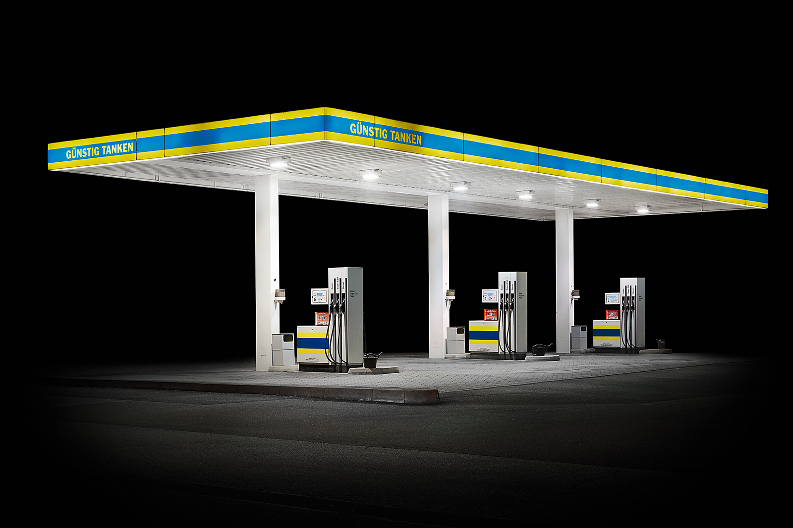 Tankstellen Aufnahme bei Nacht. Entstanden zwischen 2008-2025.