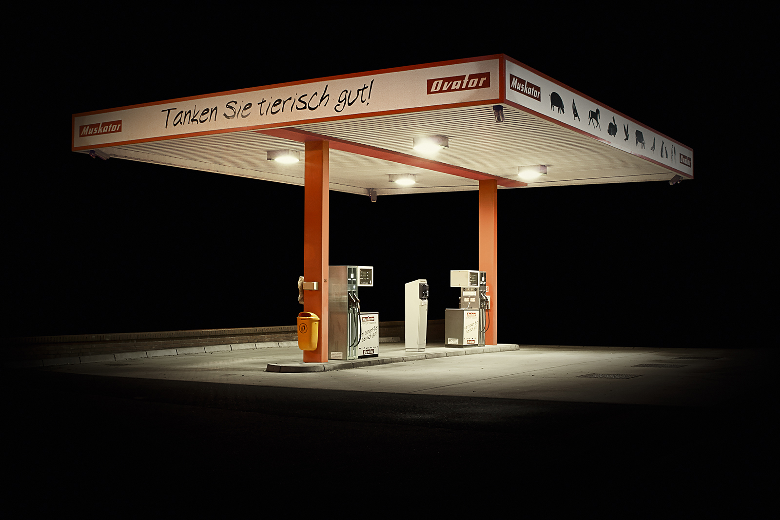 Tankstellen Aufnahme bei Nacht. Entstanden zwischen 2008-2025.