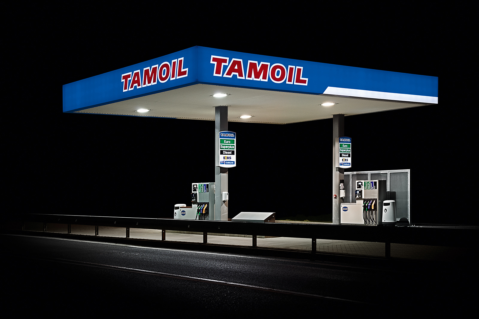 Tankstellen Aufnahme bei Nacht. Entstanden zwischen 2008-2025.