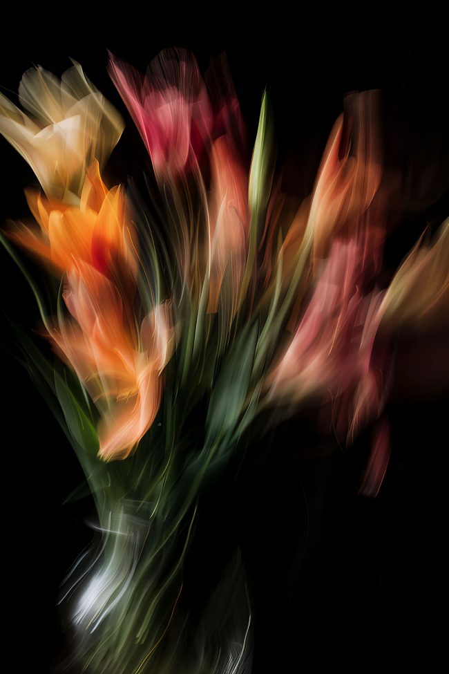 Aufnahme einer unscharfen Blumenvase. Ki generiert.