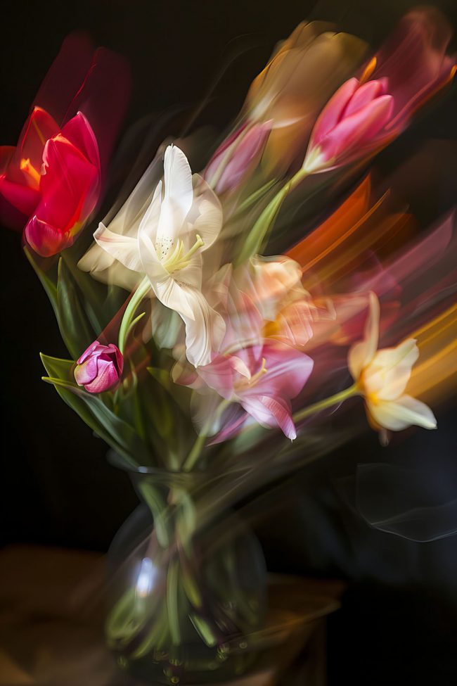 Aufnahme einer unscharfen Blumenvase. Ki generiert.