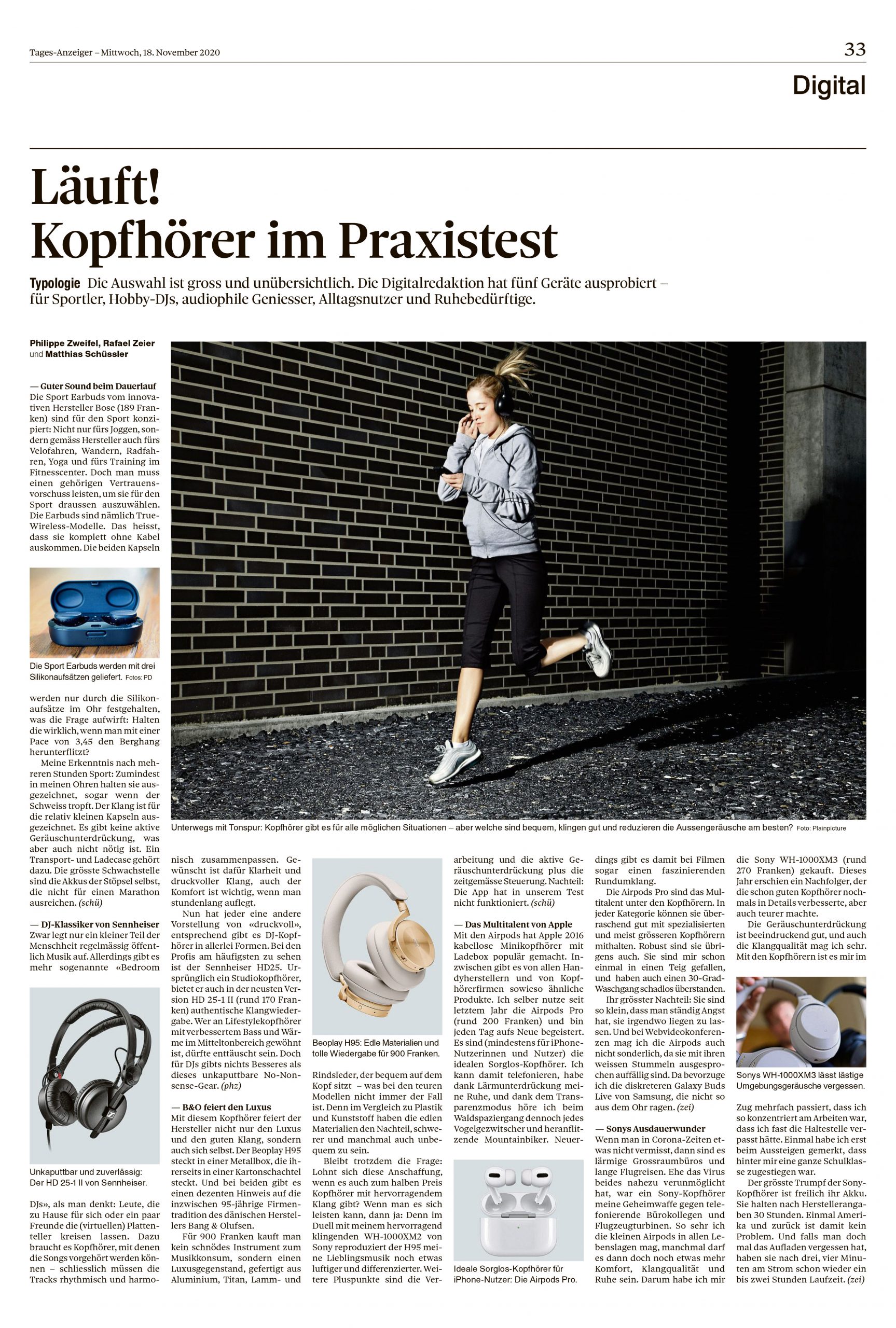 Zeitungsseite aus dem Tages-Anzeiger vom Mittwoch, 18. November 2020, Rubrik Digital. Überschrift: ‚Läuft! Kopfhörer im Praxistest‘. Der Artikel testet fünf verschiedene Kopfhörer-Modelle für unterschiedliche Einsatzbereiche. Rechts oben ist ein großes Foto einer joggenden Frau mit grauem Kapuzenpullover und schwarzen Sporthosen zu sehen, die Kopfhörer trägt und dabei auf ihr Handy schaut. Unten im Artikel sind mehrere Produktfotos von Kopfhörern abgebildet: ein blaues In-Ear-Set in einer Schale, ein beiger Over-Ear-Kopfhörer, weiße Apple AirPods Pro und ein grauer Sony-Kopfhörer.