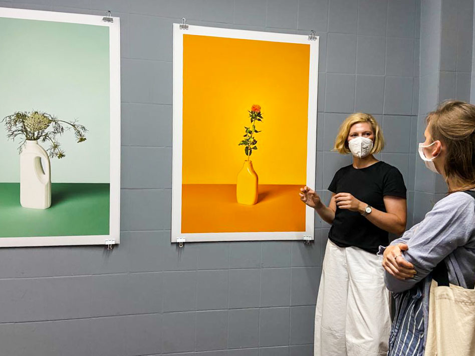 Vanessa Leissring gibt eine Führung durch Ihre Ausstellung.